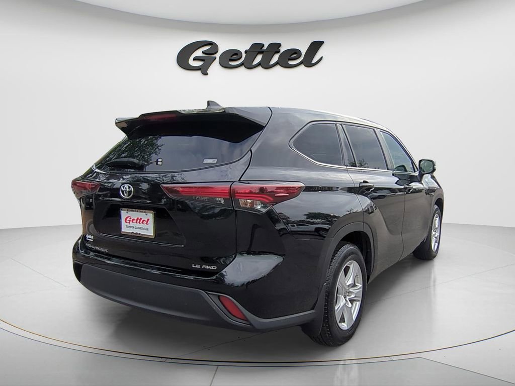 Used 2024 Toyota Highlander LE AWD/4WD image 5