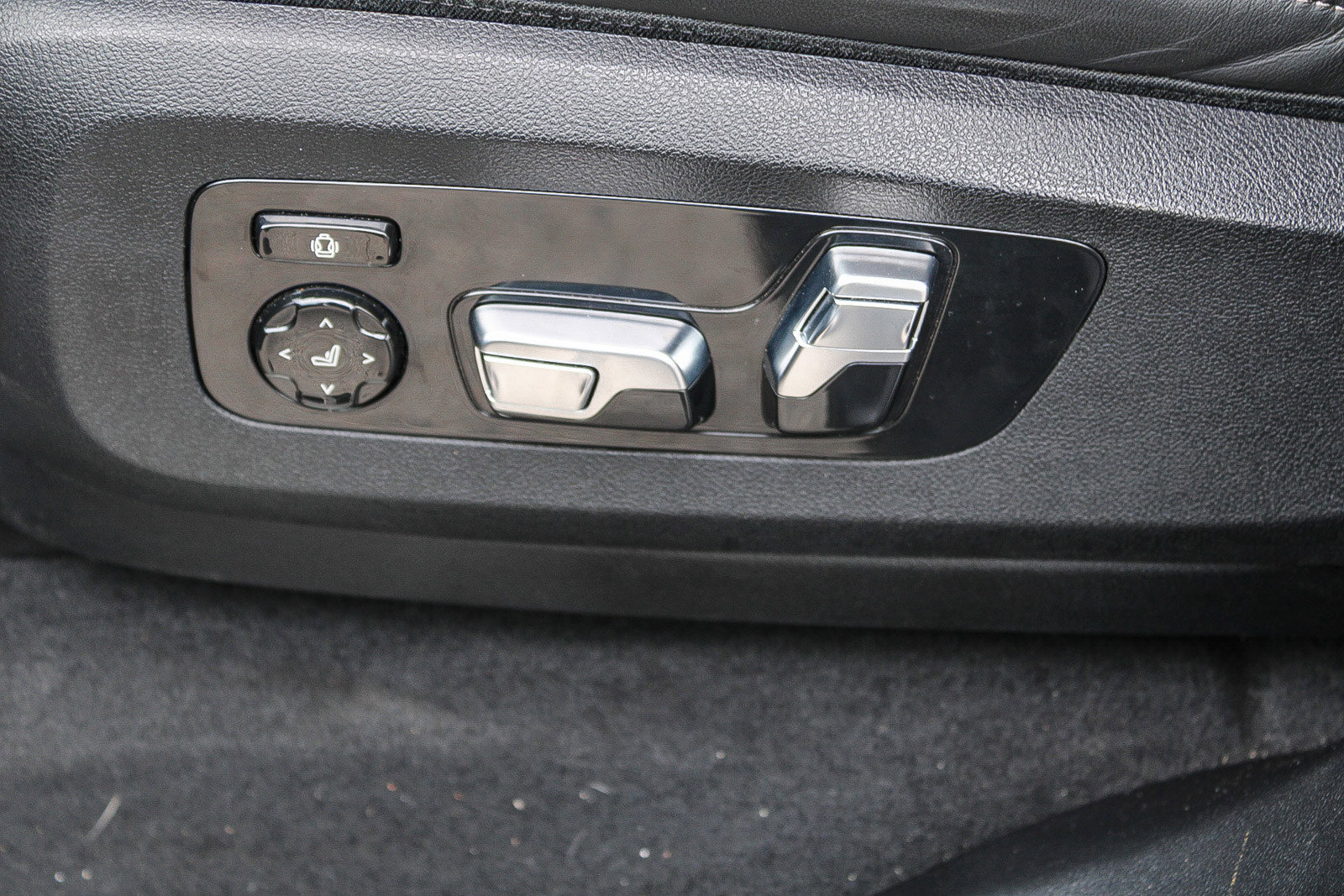 Used 2023 BMW X7 M60i w/ Executive Package image 21