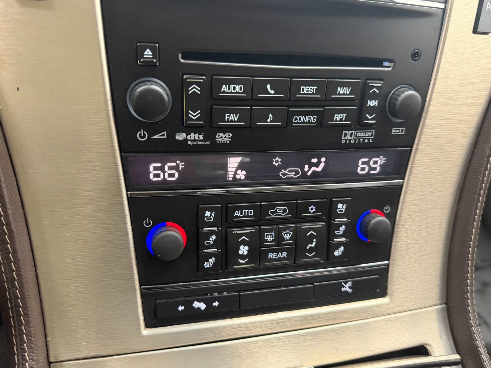 Used 2011 Cadillac Escalade Platinum AWD/4WD image 31