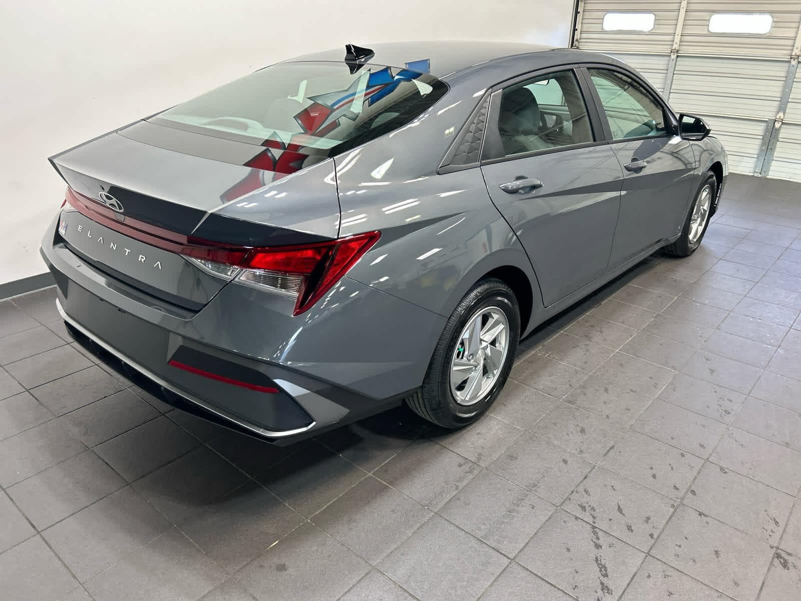 New 2026 Hyundai Elantra SE FWD image 3