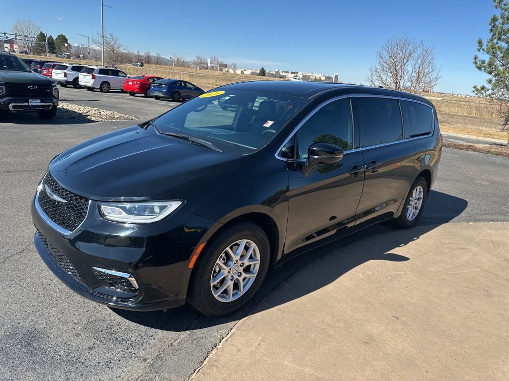 Used 2025 Chrysler Pacifica Select image 32