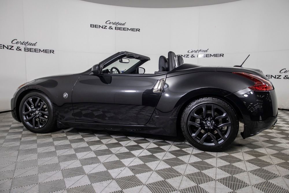 Used 2018 Nissan 370Z Touring RWD image 14