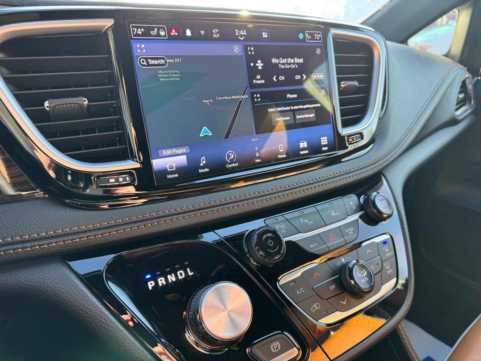 Used 2023 Chrysler Pacifica Pinnacle image 3