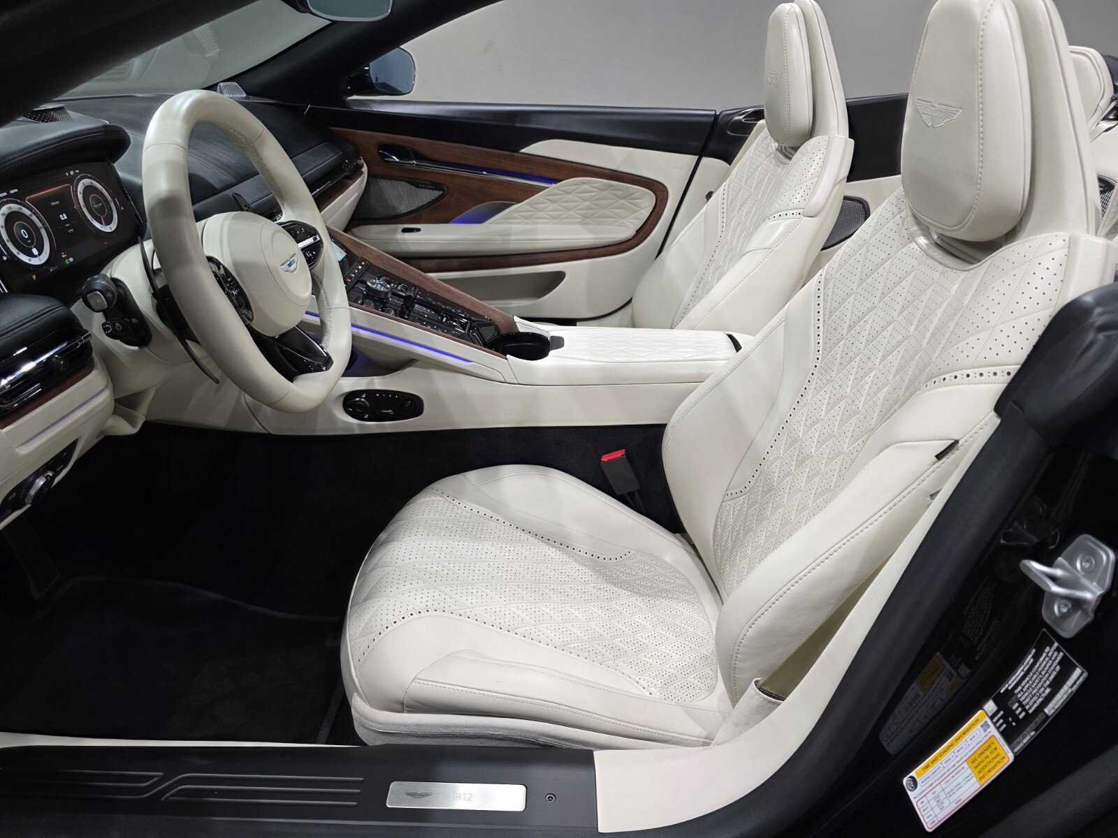 Used 2024 Aston Martin DB12 Volante image 17