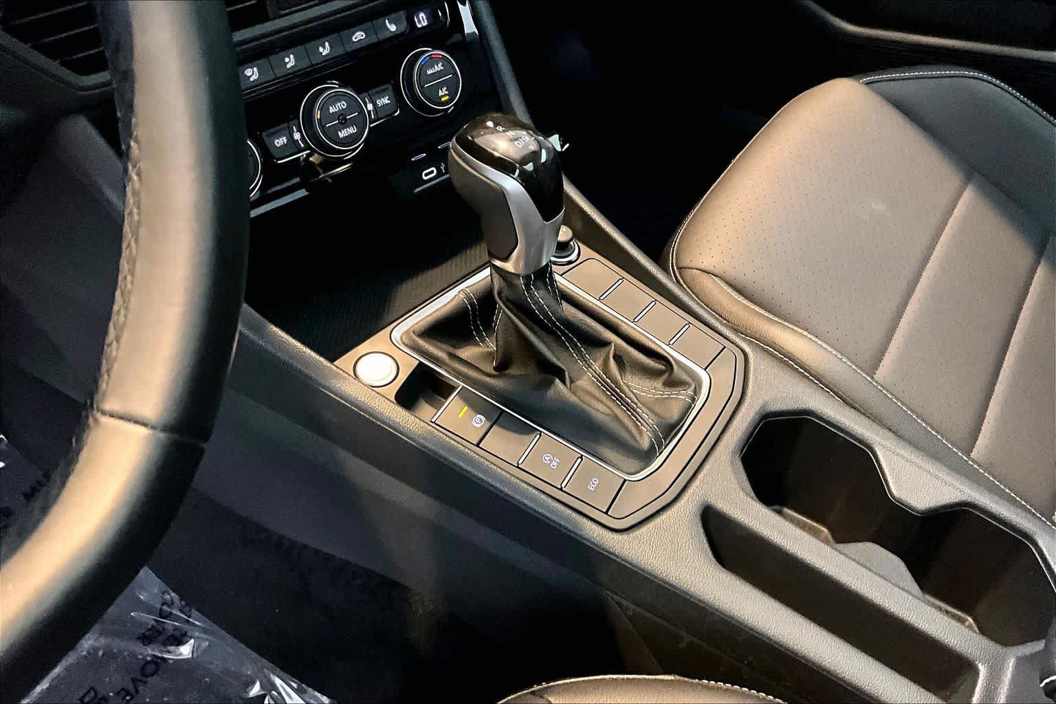 Used 2022 Volkswagen Jetta SE w/ Panoramic Sunroof Package FWD image 16