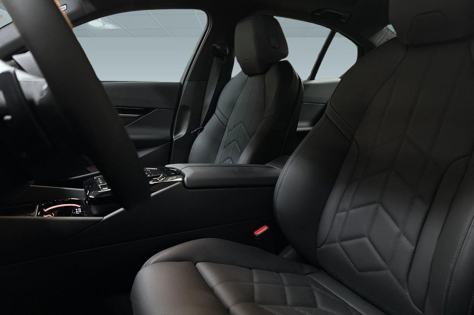 Used 2026 BMW 530i w/ Premium Package RWD image 19