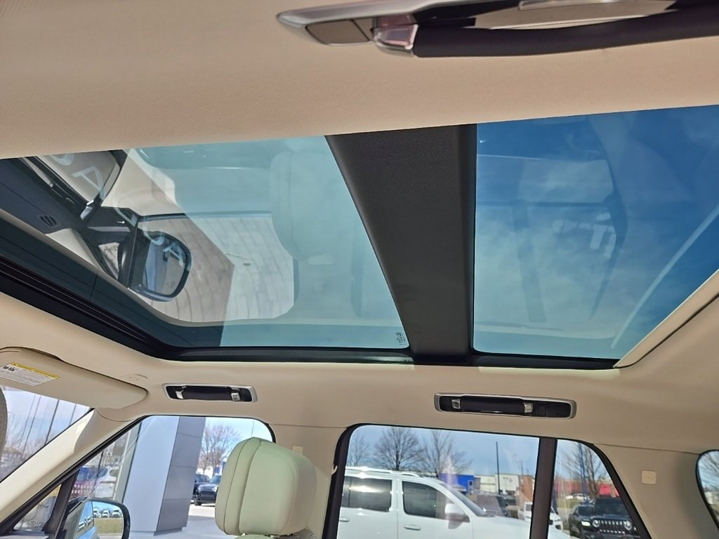 Used 2023 Land Rover Range Rover SE image 16