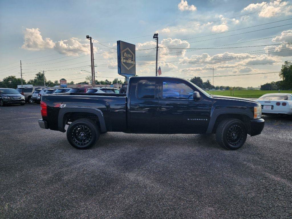 Used 2007 Chevrolet Silverado 1500 LT w/ 1LT Convenience Package AWD/4WD image 3