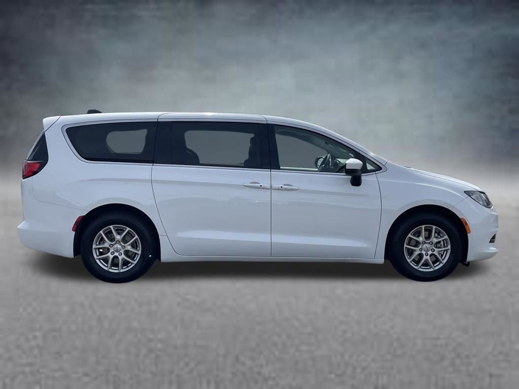 Used 2023 Chrysler Voyager LX image 4