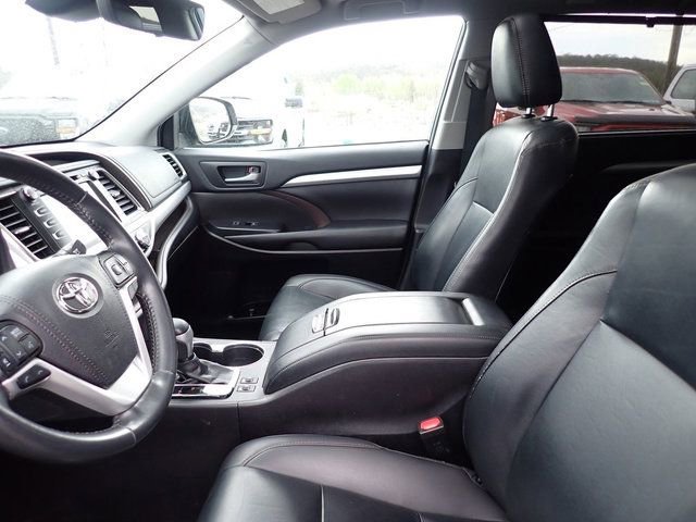 Used 2019 Toyota Highlander XLE AWD/4WD image 16