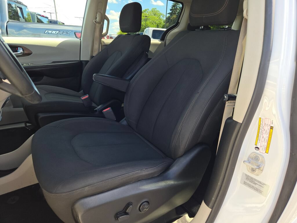 Used 2017 Chrysler Pacifica Touring FWD image 29