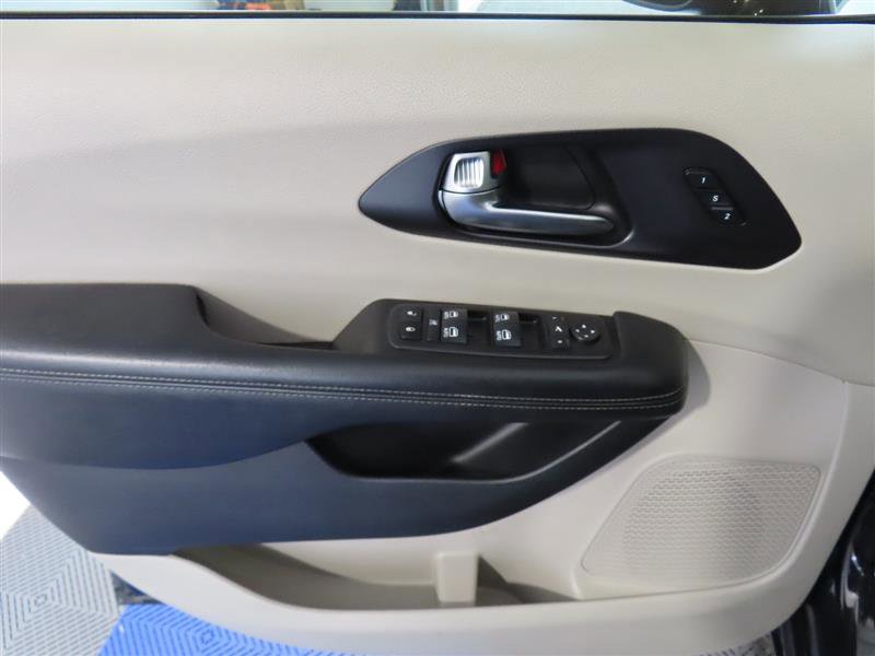 Used 2020 Chrysler Pacifica Limited FWD image 16