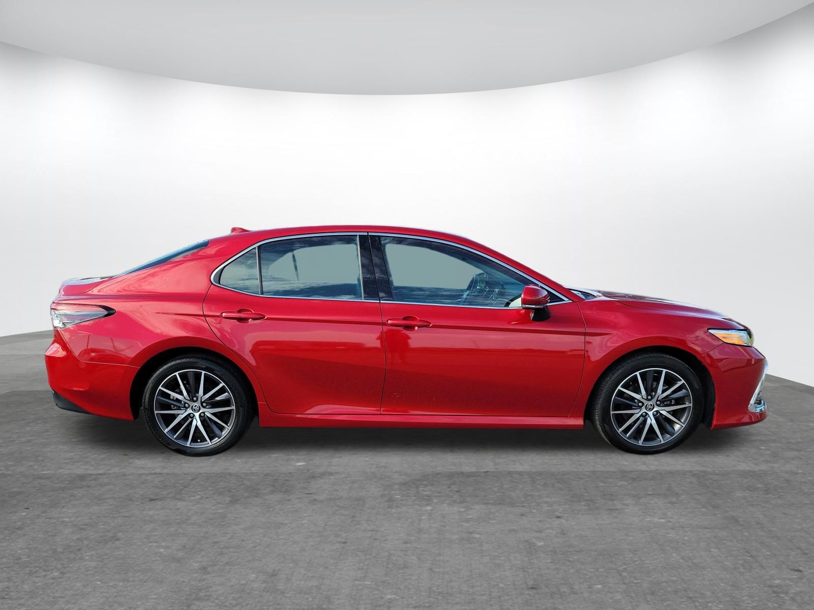 Used 2023 Toyota Camry XLE FWD image 4