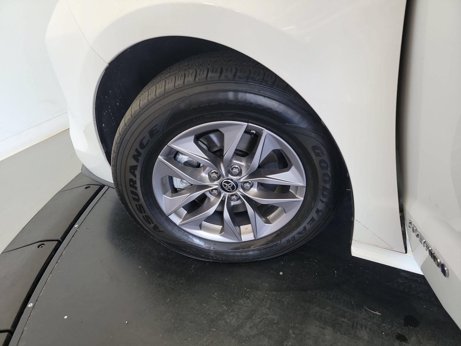 Used 2021 Toyota Sienna LE FWD image 29