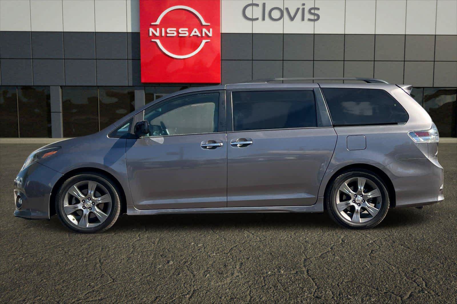 Used 2015 Toyota Sienna SE w/ SE Preferred Package FWD image 6