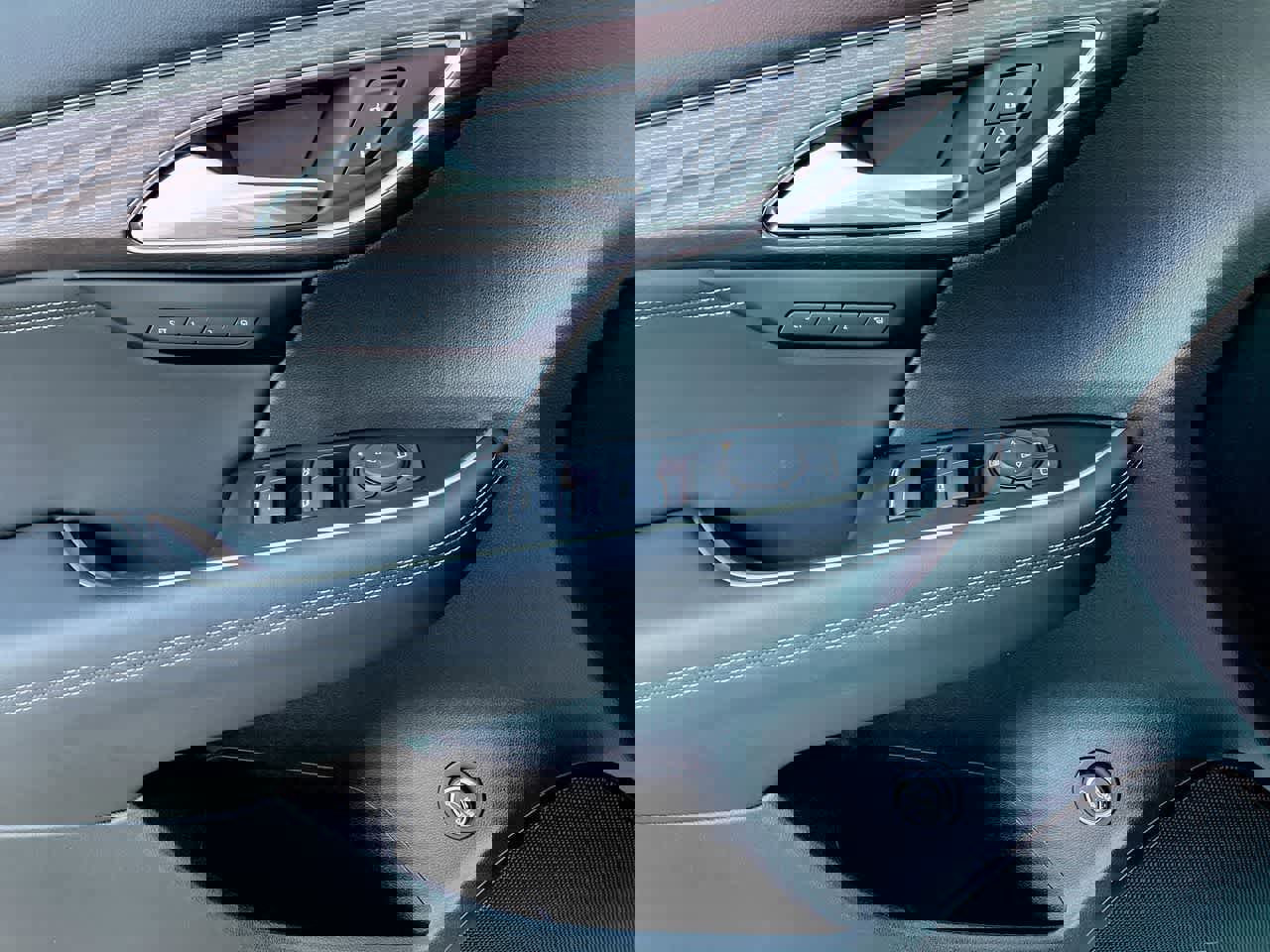 Used 2023 Buick Envision Avenir image 35