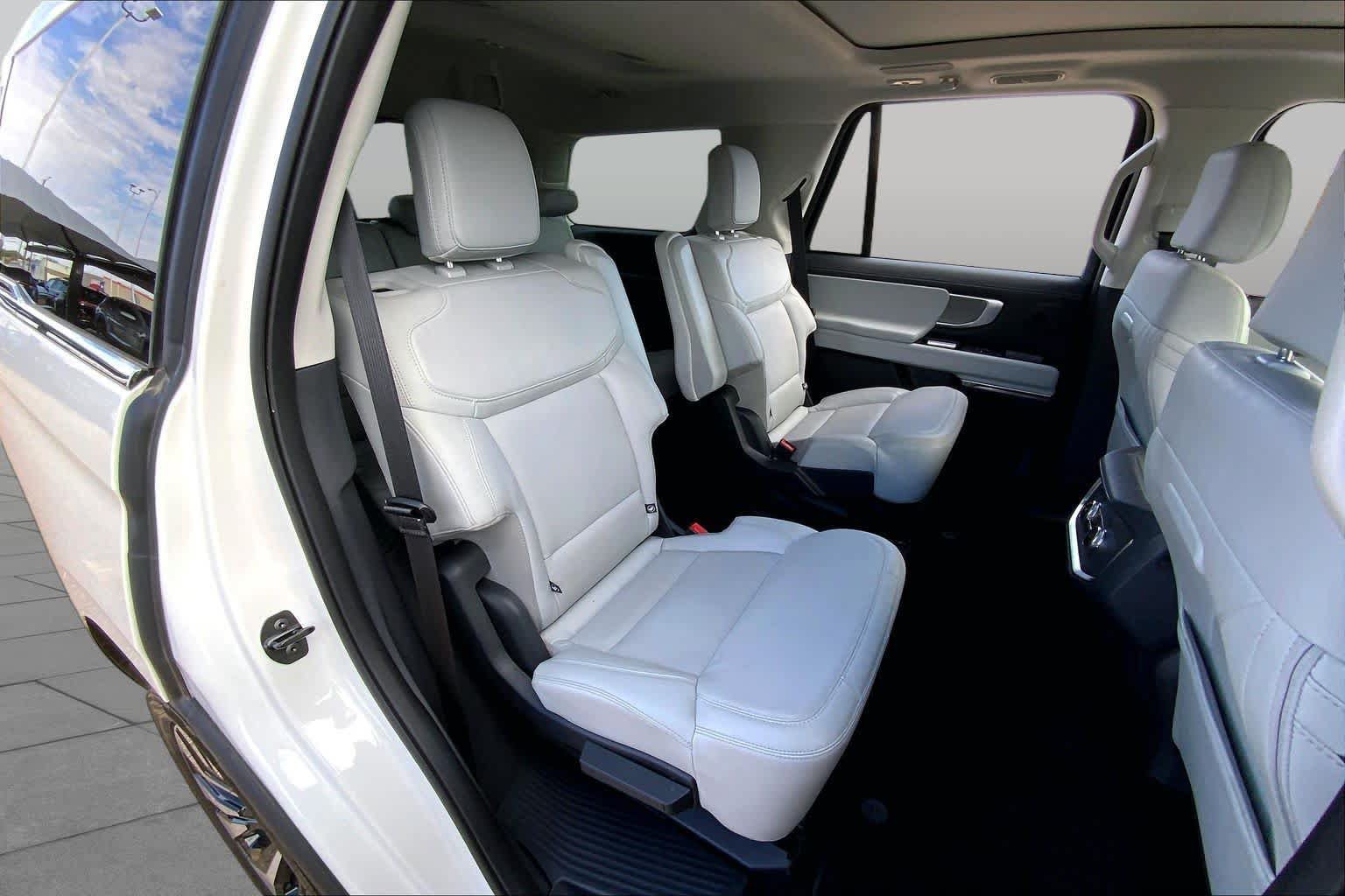 Used 2025 Ford Expedition Platinum w/ Driver's Package AWD/4WD image 20