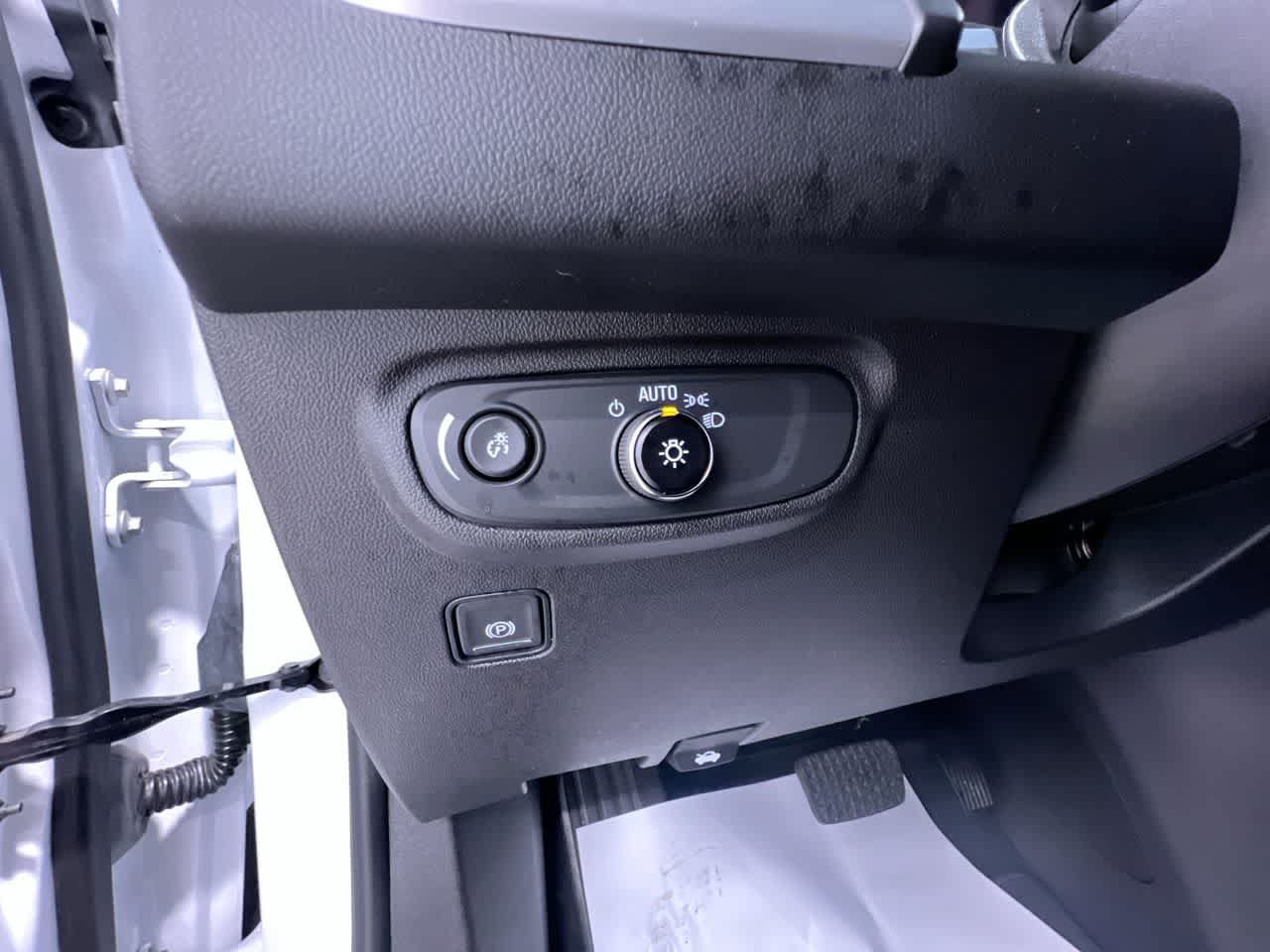 Used 2024 GMC Terrain SLE w/ Driver Convenience Package FWD image 16