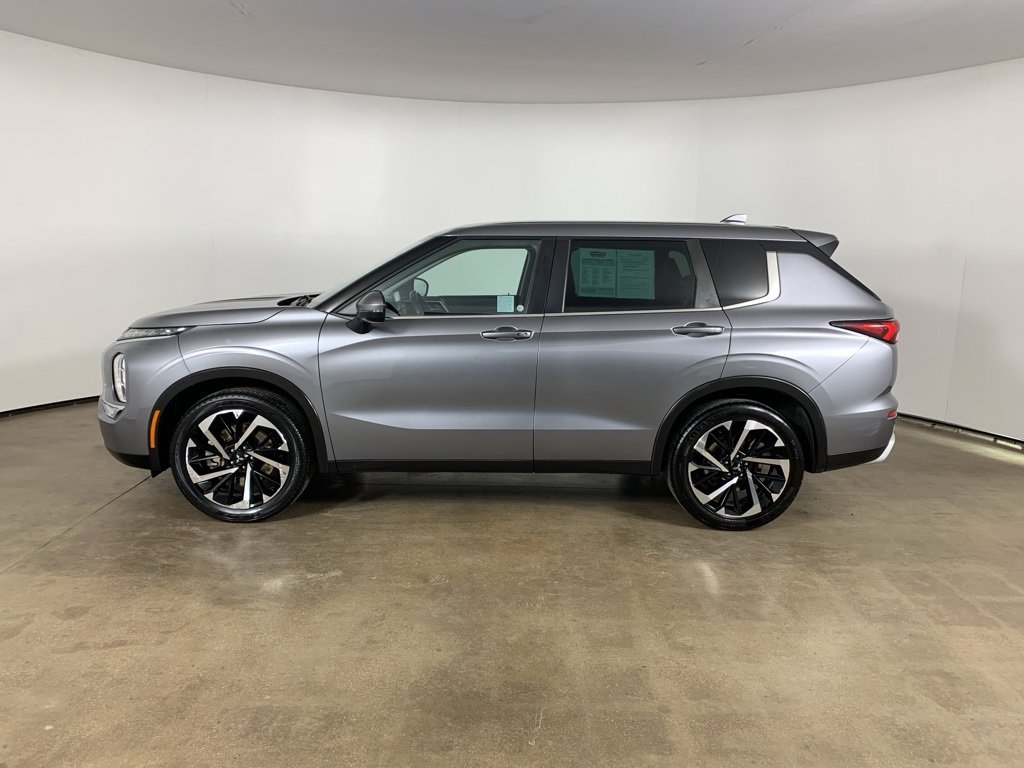 Used 2023 Mitsubishi Outlander SE image 17