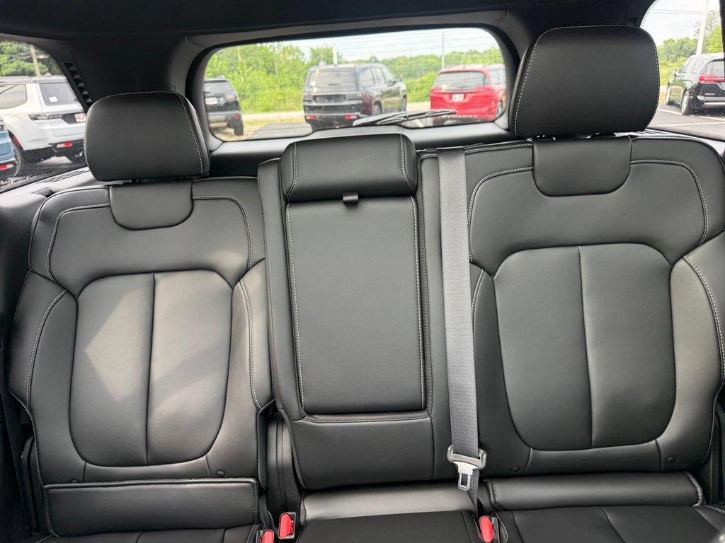 New 2026 Jeep Grand Cherokee Limited w/ Limited Altitude Package AWD/4WD image 32