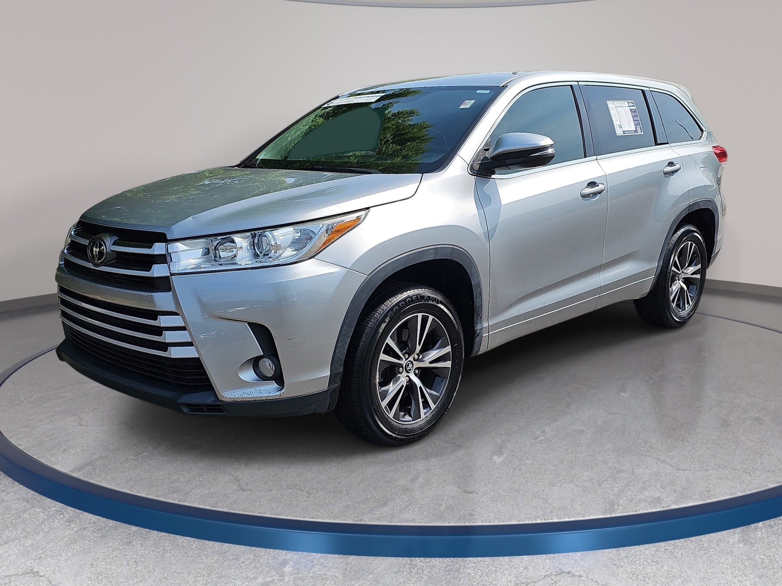 Used 2017 Toyota Highlander Plus FWD image 1