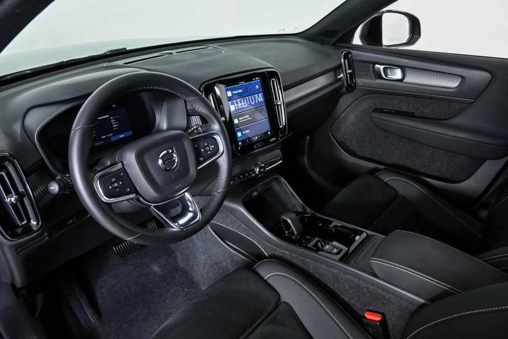 Certified 2025 Volvo XC40 B5 Plus image 6