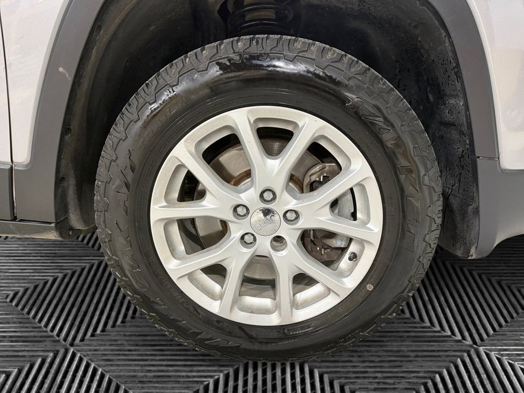 Used 2018 Jeep Cherokee Latitude w/ Cold Weather Group image 11