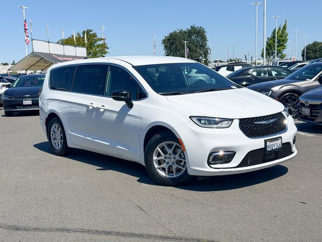 Used 2025 Chrysler Pacifica Select FWD image 2