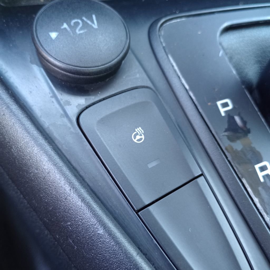 Used 2018 Ford Focus SE w/ Cold Weather Package FWD image 15