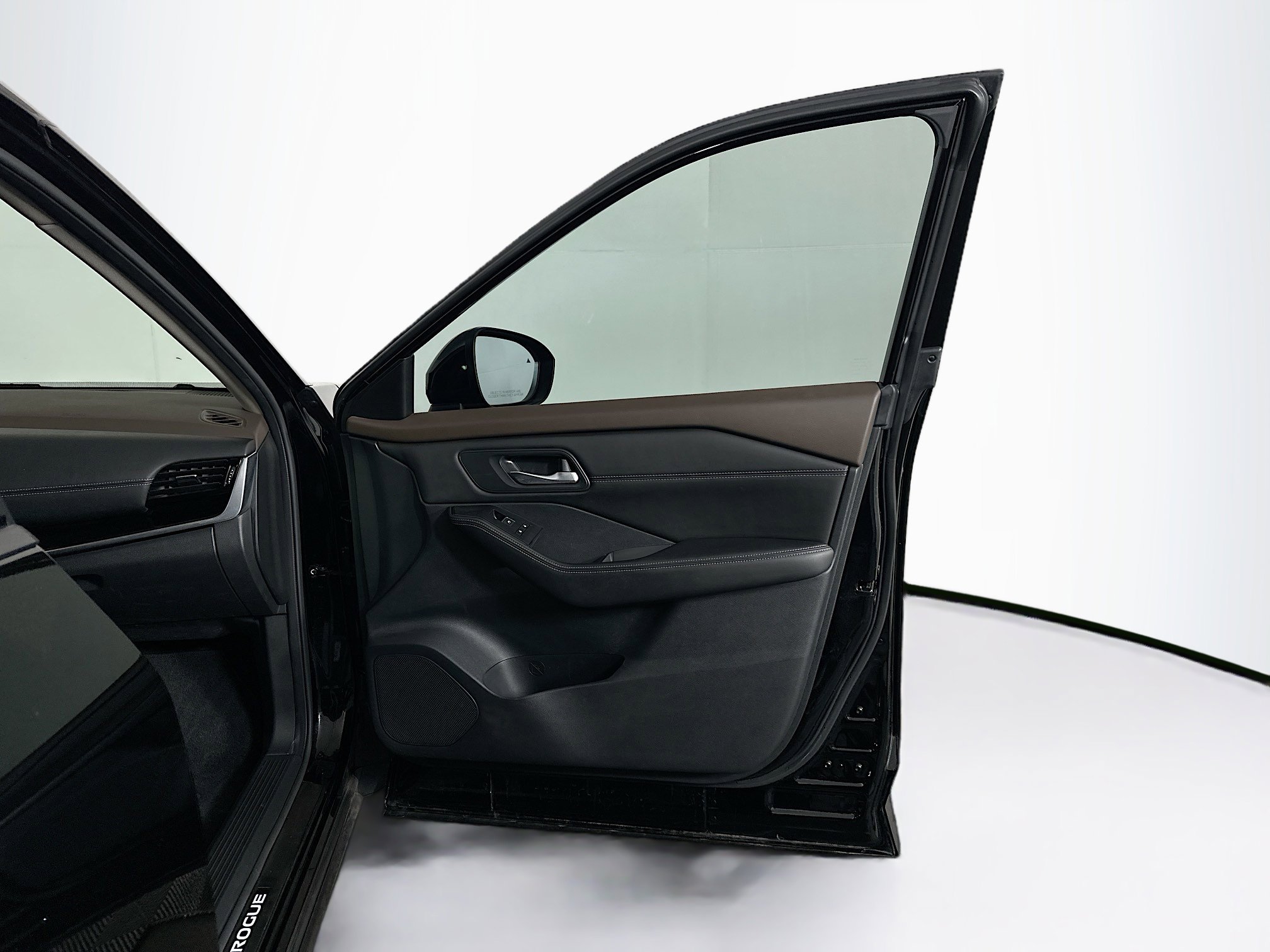 Used 2023 Nissan Rogue SL image 32