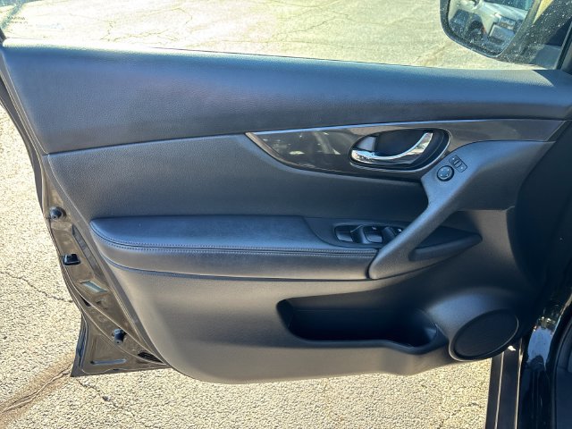 Used 2017 Nissan Rogue SV FWD image 11