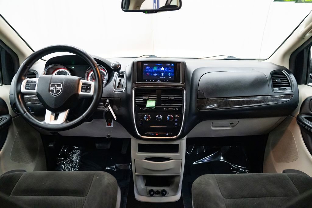 Used 2016 Dodge Grand Caravan American Value Package w/ UConnect Hands-Free Group FWD image 9