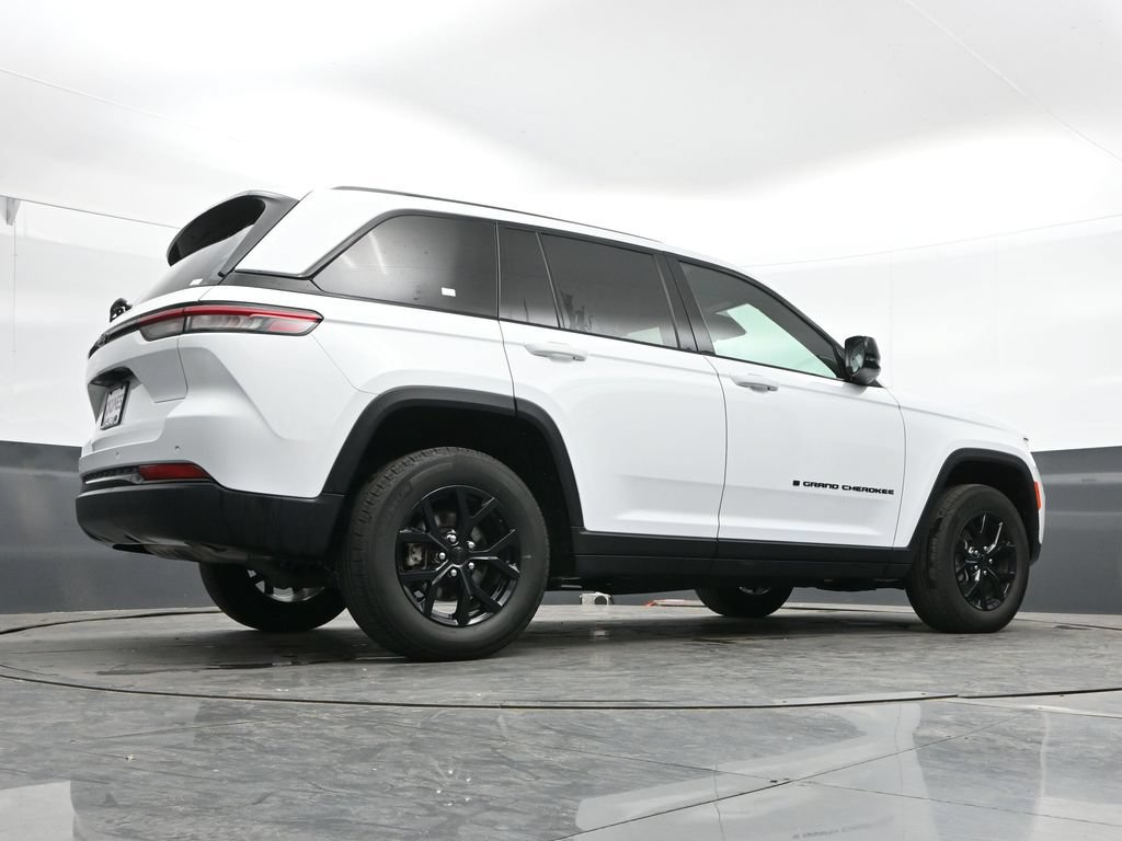 Used 2025 Jeep Grand Cherokee Altitude AWD/4WD image 38