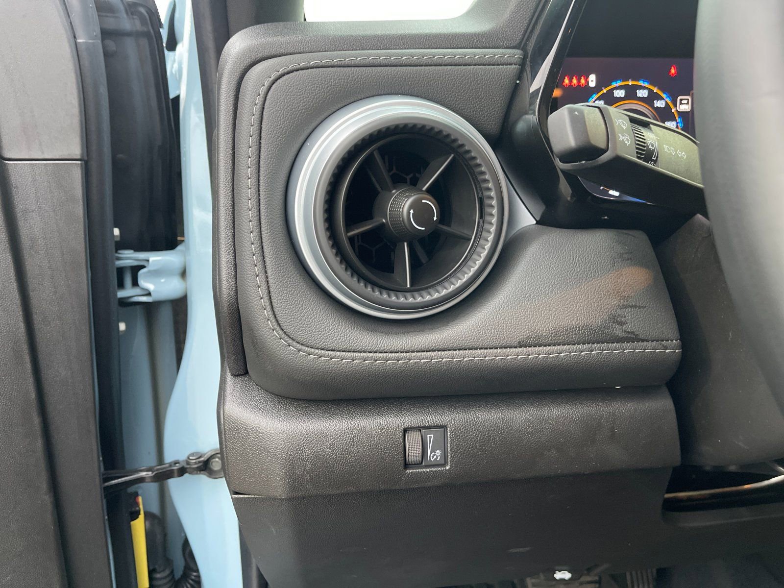 Used 2025 Chevrolet Colorado LT image 31