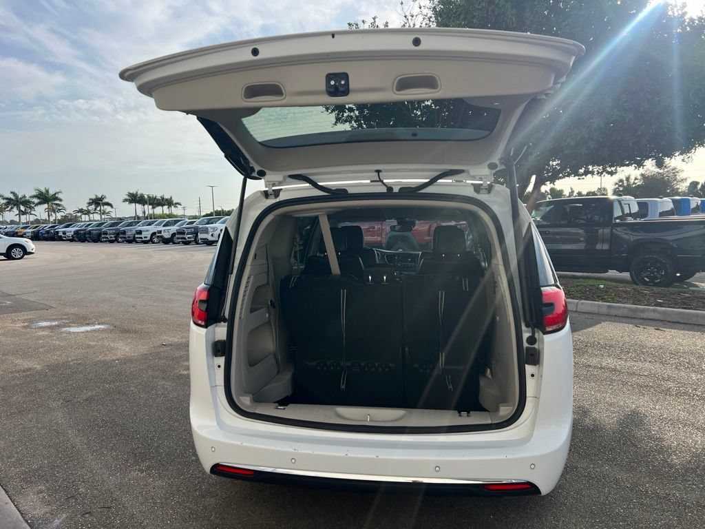 Certified 2023 Chrysler Pacifica Touring-L FWD image 32