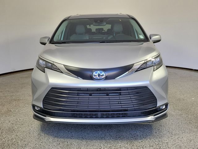 Used 2025 Toyota Sienna XLE w/ XLE Plus Package image 3