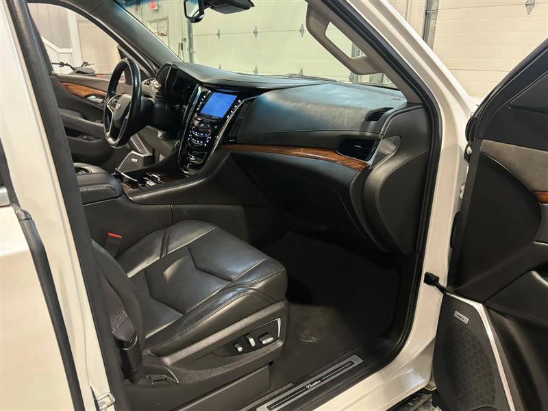 Used 2016 Cadillac Escalade ESV Luxury AWD/4WD image 11