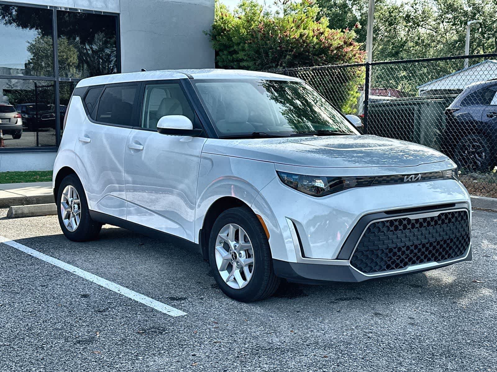 Used 2024 Kia Soul LX w/ Option Group 015 FWD image 11