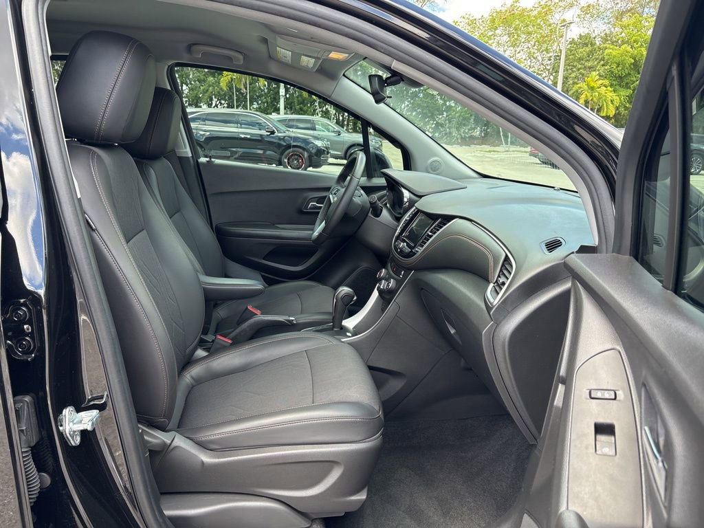 Used 2022 Chevrolet Trax LT w/ Midnight Edition image 15