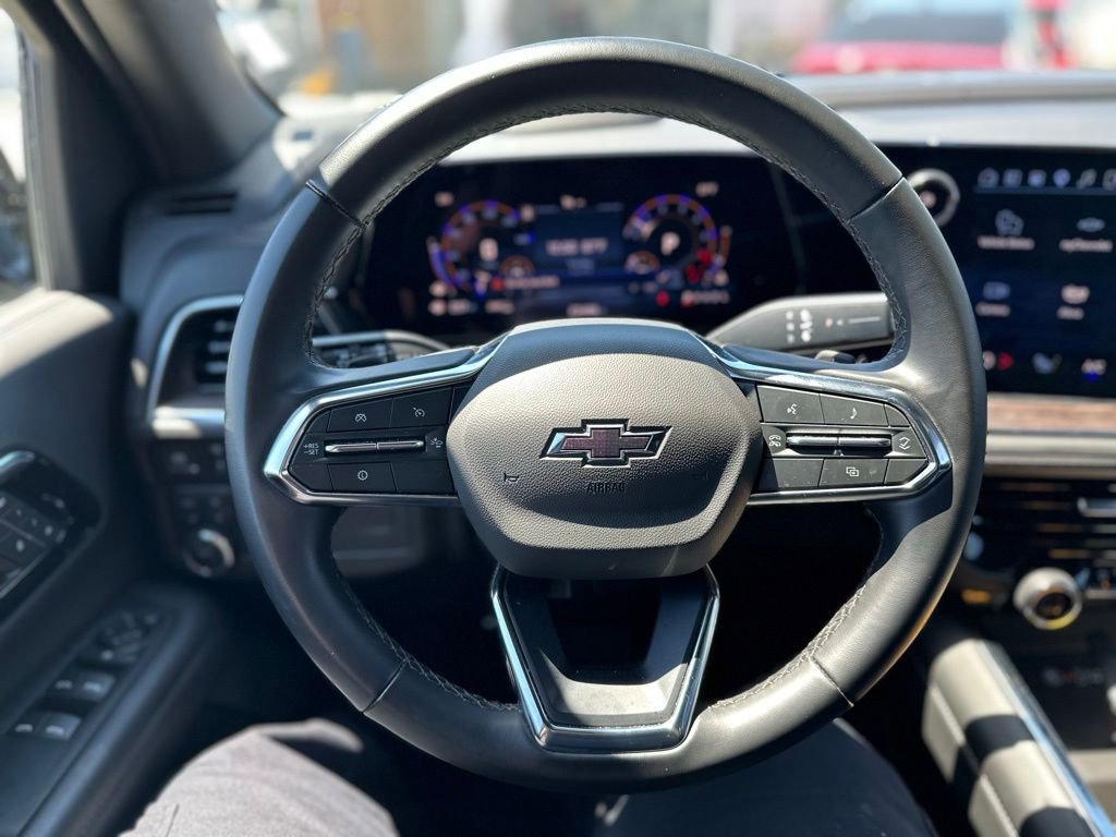 Used 2025 Chevrolet Suburban Z71 image 6