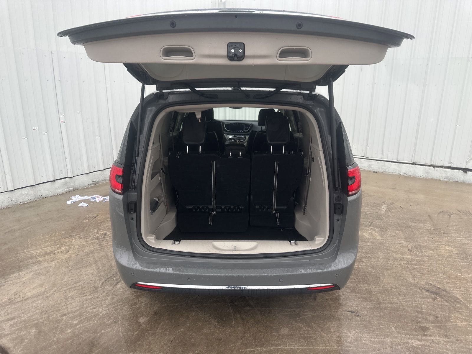 Used 2023 Chrysler Pacifica Limited FWD image 8