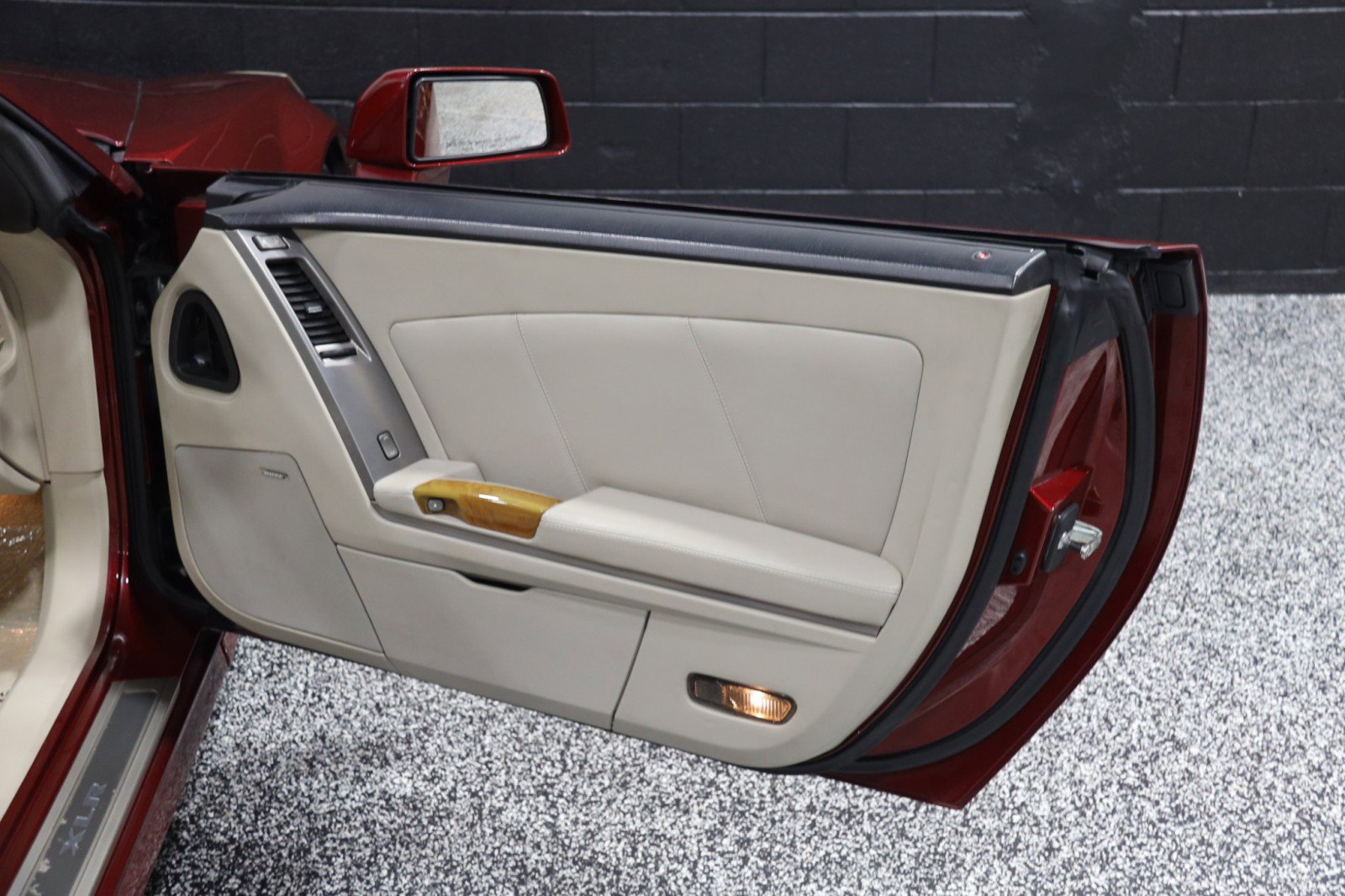 Used 2006 Cadillac XLR image 38