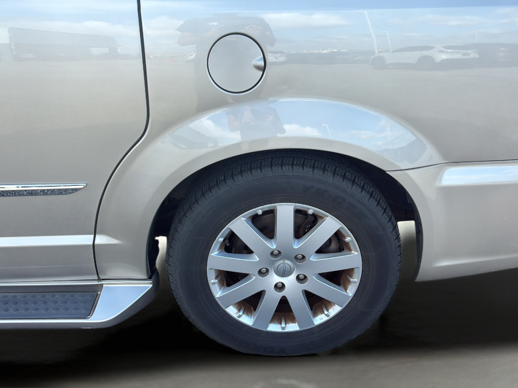 Used 2016 Chrysler Town & Country Touring w/ Trailer Tow Group FWD image 40