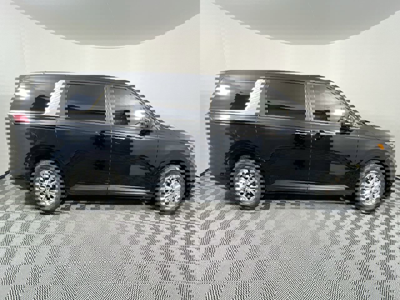 Used 2023 Kia Carnival LX image 2