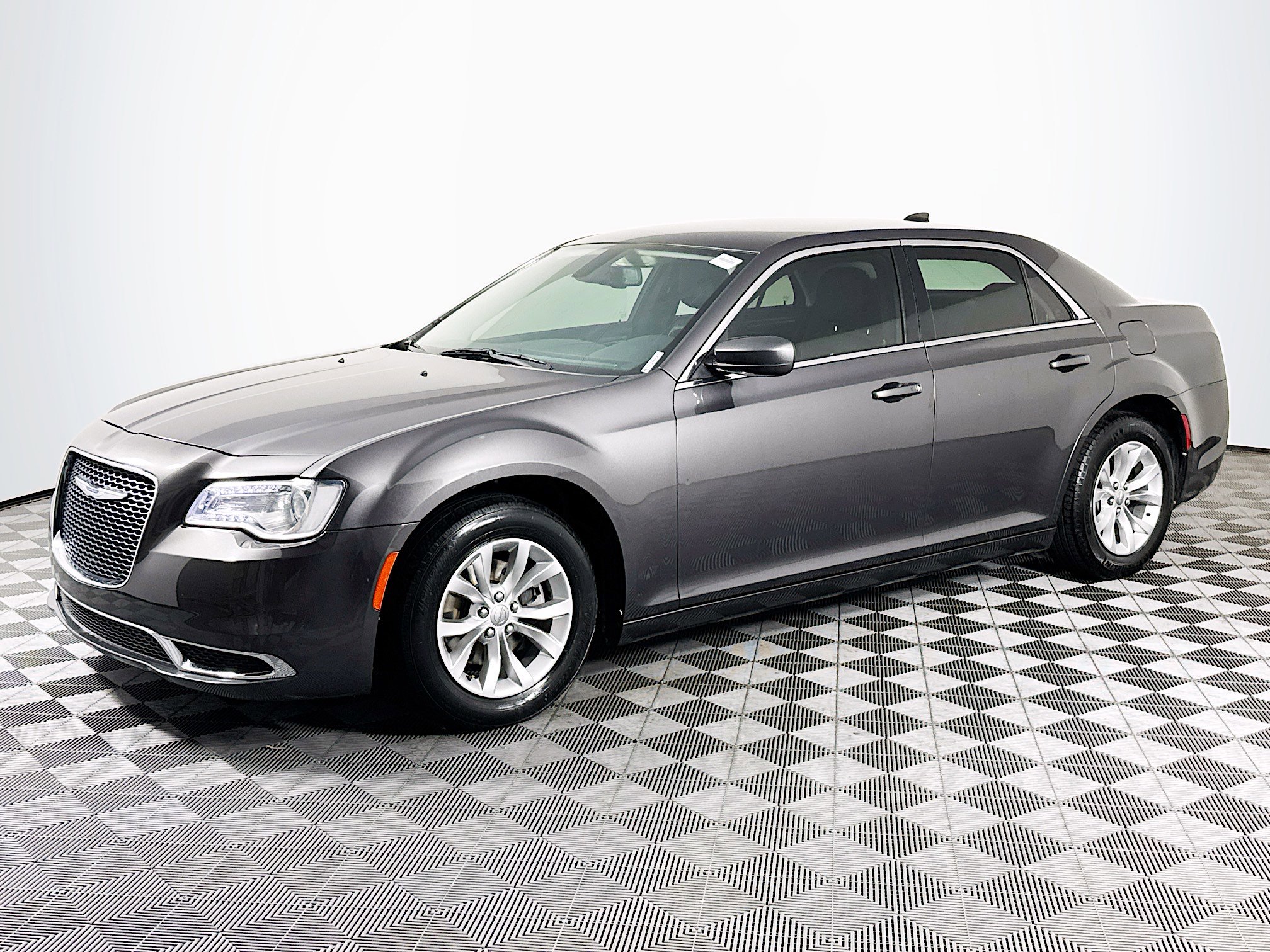 Used 2020 Chrysler 300 Touring RWD image 4