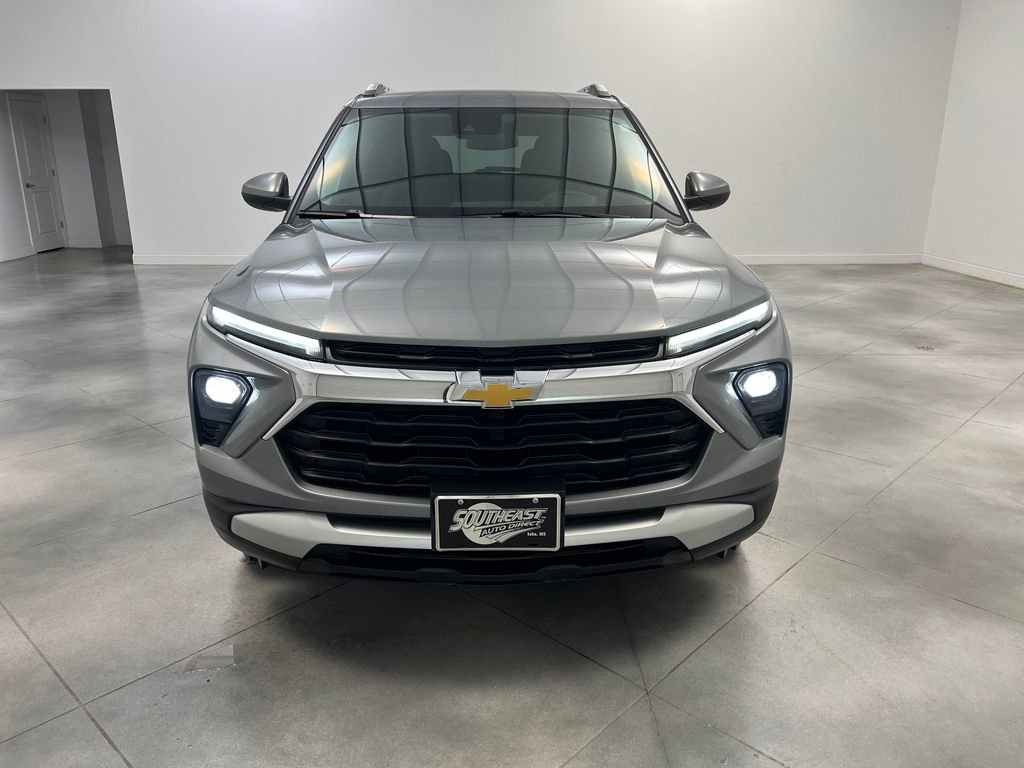 Used 2025 Chevrolet TrailBlazer LT AWD/4WD image 2