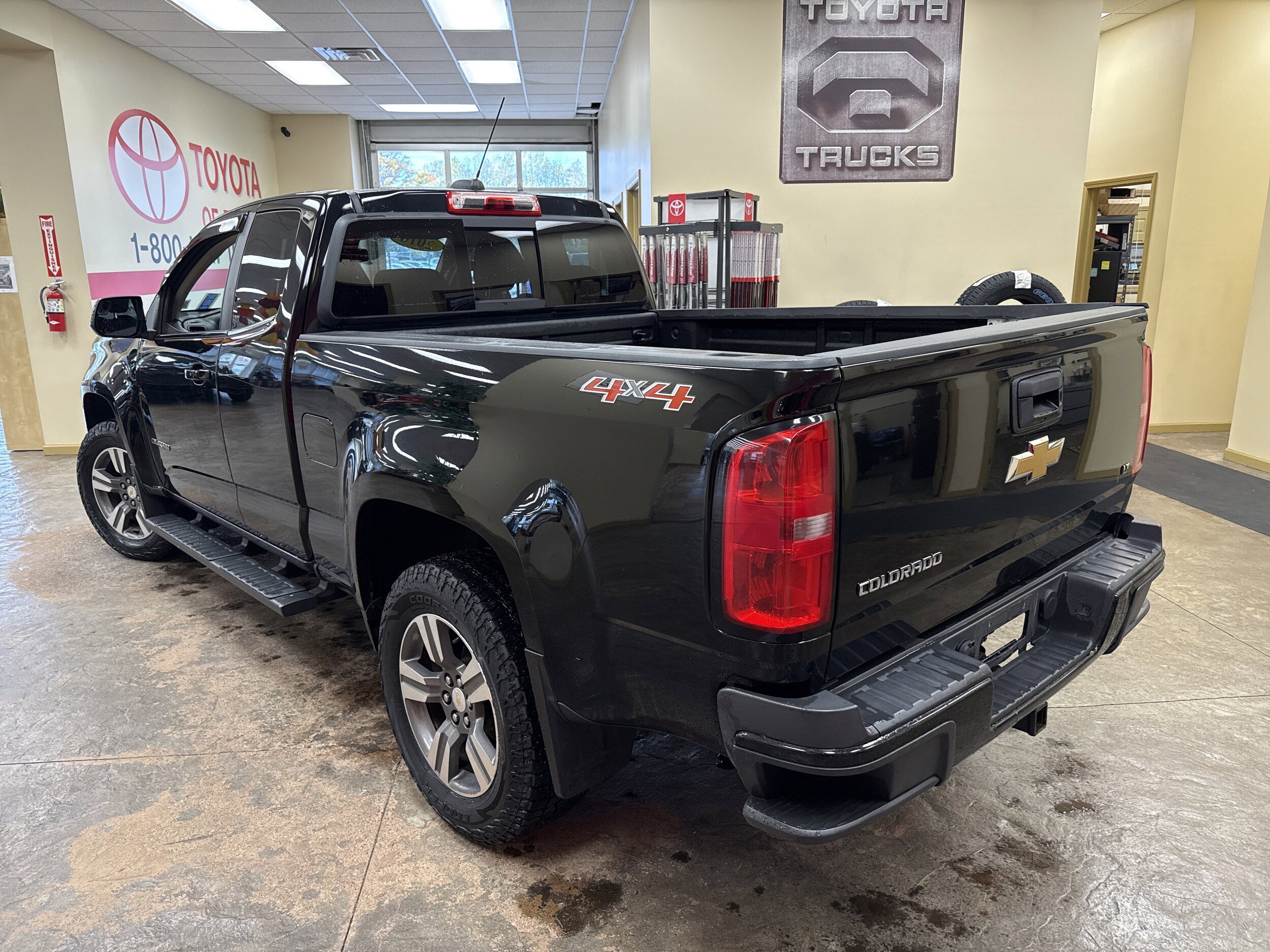Used 2017 Chevrolet Colorado LT w/ LT Convenience Package AWD/4WD image 9