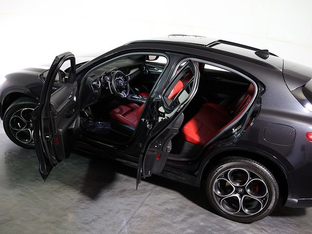 Used 2023 Alfa Romeo Stelvio Veloce AWD/4WD image 5