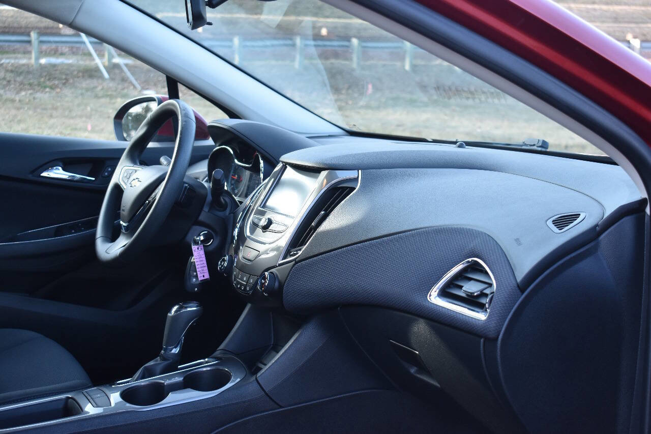 Used 2017 Chevrolet Cruze LT FWD image 16