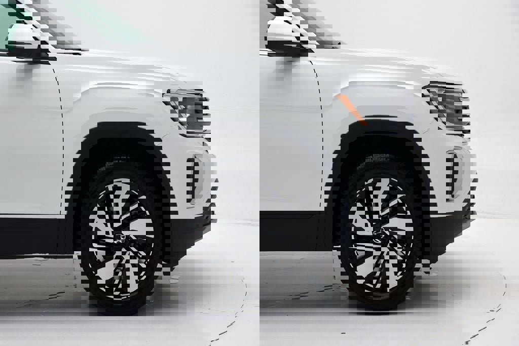 Used 2025 Volkswagen Atlas SE image 3